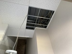 天井ボードめくった所